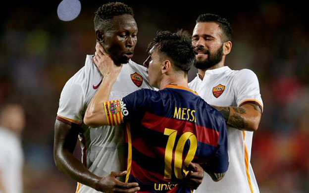 Messi forcejeando con un rival